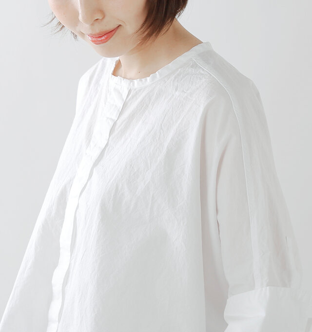 キュッと詰まったきちんと感のある襟ぐり。フロントはあえてボタンを見せず比翼仕立てに。
清潔感のある、スッキリとした仕上がりになっています。