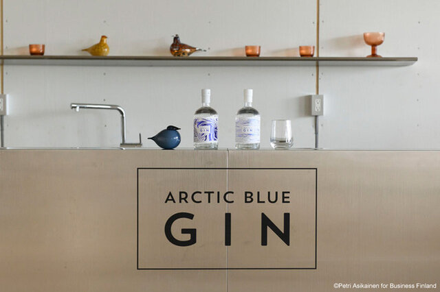 世界No.1のタイトルを獲得した「Arctic Blue Gin」（アークティック ブルー ジン）。
北極の雪解け水やビルベリーを使用し、まるでフィンランドの森を歩いているような癒される香りです。

