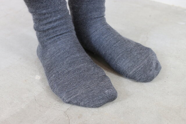 △ いつも合わせる靴下を履いた状態で、床に足をぺったりとつけます。
分厚い靴下・重ねて履かれる方はその状態で測ってください。