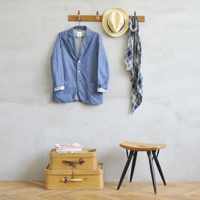 普段使いの服やバッグをかけたり、帽子やストールをかけたりして見せる収納にぴったりな、4連のコートフックです。