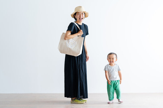マチもあり、たっぷりの大きさなのでお買い物バッグとしてはもちろん、マザーズバッグとしてもピッタリです。
一泊旅行やジム通いにも使えるサイズ。