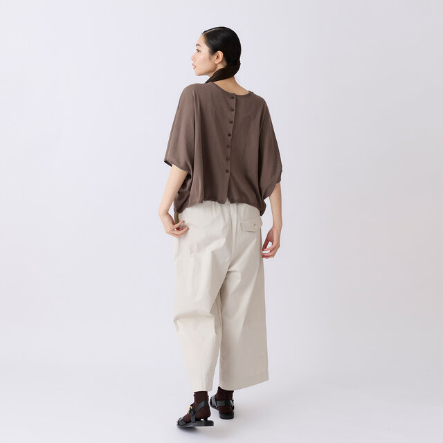 片方だけに配したポケットが、後ろ姿にさりげない遊び心をプラス。