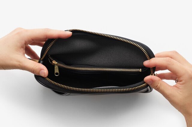 マチは大・小サイズいずれも約2cmほど。お財布、携帯、ハンカチなどの身の回り品は十分に入ります。