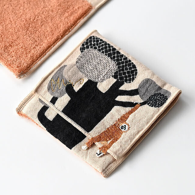 大きな樹のてっぺんのテナガザル