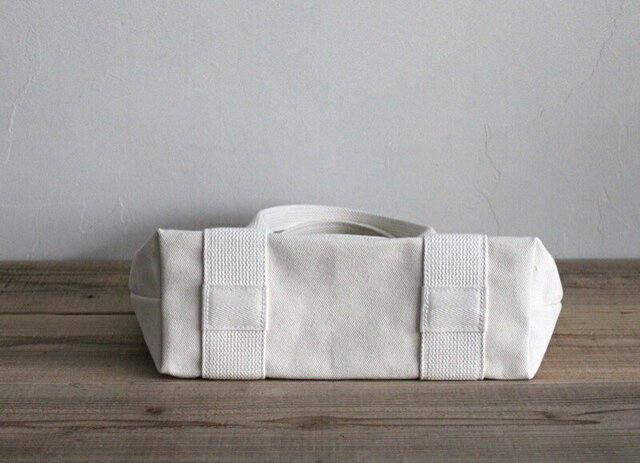 持ち手が、バッグの底をぐるりと回り込むことでより丈夫に、長くお使いいただけます。