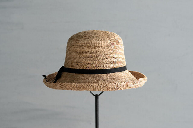岡山の老舗帽子メーカー、石田製帽より。ヤシの繊維から作った素材「ラフィア」 を使用したかぎ編みハットです。風通しがよく気持ちいい。