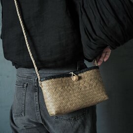 ひと針ひと針丁寧に縁取りを施した縁取りポシェット Natural&SUMI 【宅急便60サイズ】