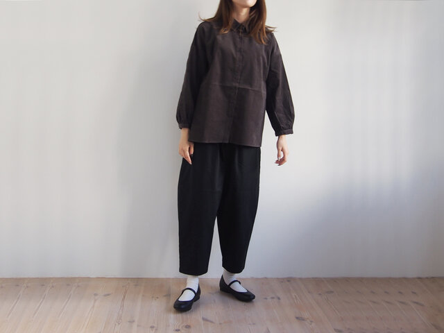 モデル身長:155cm、着用カラー:チャコールグレー