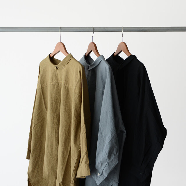 画像左から、ナチュラルな雰囲気の「khaki beige」、旬なベイクド感のあるシックな「blue」、万能に着まわせる「black」の3色をご用意しました。