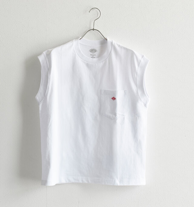 従来のポケットTシャツをベースに、ネックラインやポケットのサイズを変えて女性らしく。
「DANTON」でお馴染みのひし形ロゴもアクセントになっています。