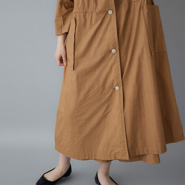 長めの着丈が甘さを抑え、大人の落ち着きを感じさせます。