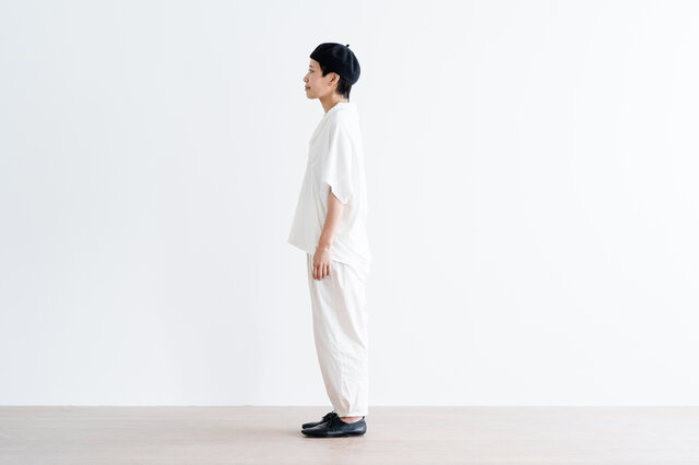 裾丈の前後差で、すっきりバランスのよいシルエット。うしろの裾丈が長めなので、さりげなく体型をカバーしてくれますよ。