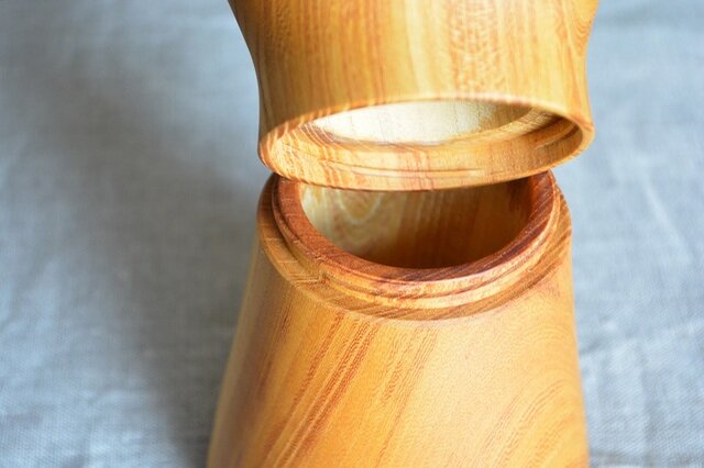熟練した技術を持つ木工ろくろの木地師が創り出す曲線は、手に吸い付くようななめらかな手触り