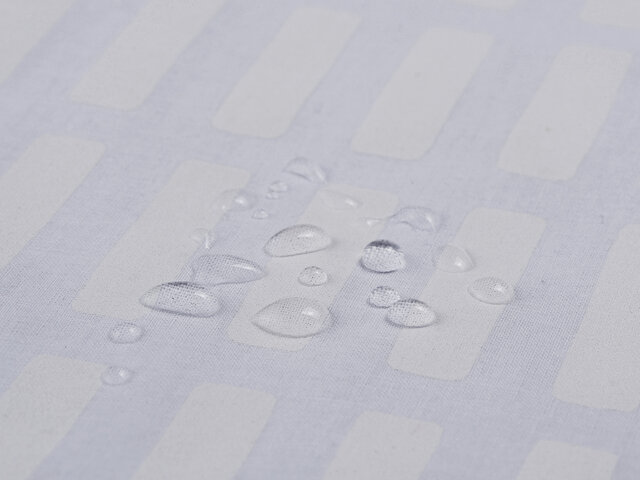 ごく微量の水滴なら弾く程度の撥水性があります。