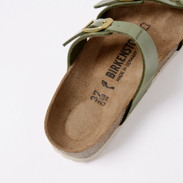 足の自然な形状を考慮した、「BIRKENSTOCK」が誇る特製フットベッドが足への負担を軽減。
やみつきになる履き心地を提供してくれます。