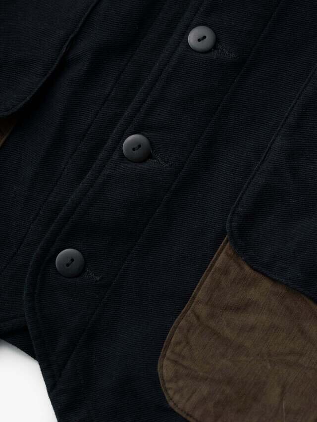 ポケット部分は上下で異なる泥染めの生地を切り替え、さりげないコントラストに。