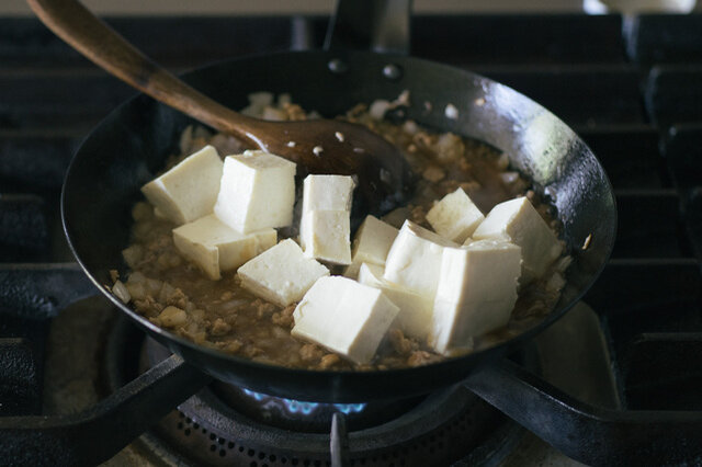 4.少し火を弱めて全体をなじませ、少しとろみがついてきたところでお豆腐を入れます。