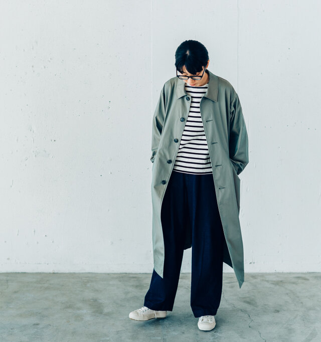 ボーダーカットソート合わせた定番の着こなし。絶妙なシルエットで、大人っぽいカジュアルスタイルに仕上がります。