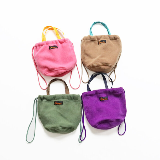 NAPRONから、フリース素材のペーシェントバッグが入荷しました!
定番の5L仕様、ミニサイズの4色展開です。
今回は冬のアウターの定番であるフリースを使用し、ふわふわと可愛らしい仕上がりです♡
ちょっとした外出にぴったりなミニサイズで、普段使いはもちろん、旅行時のバッグインバッグとしてもオススメです!
内側には大きめポケット付きで、内部もしっかりと使いやすい仕様になっています。