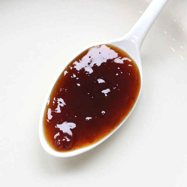マスコバド糖は、イギリスでよく使われている未精製黒砂糖。甘酸っぱいアプリコットにマスコバド糖の柔らかい甘み・糖蜜のコクが加わることで一段と味わい深いジャムとなっています。