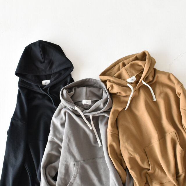 カラーはどれも合わせやすい、【black】【gray】【mocha】の3色展開です。