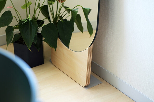 STANDING MIRRORはその名の通り、壁に立てかけて使用する姿見。
そのため、滑って倒れてしまうことのないように充分な注意が必要です。
設置は平らな場所で、木の土台部分を壁から10cm前後離し壁に寄りかかるように立てかけてください。
ミラーの付属品には幅10cmの細長い滑り止めシートがありますので、
フローリング等の滑りやすい床面でご使用の場合は必ずこの滑り止めシートをご使用くださいね。
※小さなお子さまがいらっしゃる場合は充分にご注意ください。