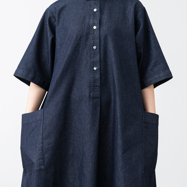 つい頼りたくなる、ゆとりのある大きめポケット。バッグの中身をそのまま入れられるような、頼れる収納力です。文庫本も入るサイズで、身の回りのものをさっと収められます。