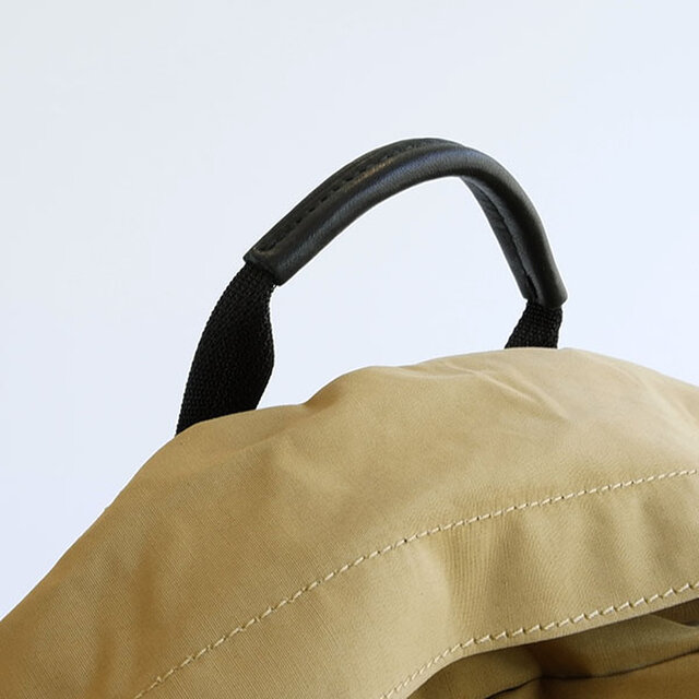 肩に負荷のかかるショルダーパッドには10mm厚のウレタンバッドを入れ、さらに中にテープを通す事で補強をしています。