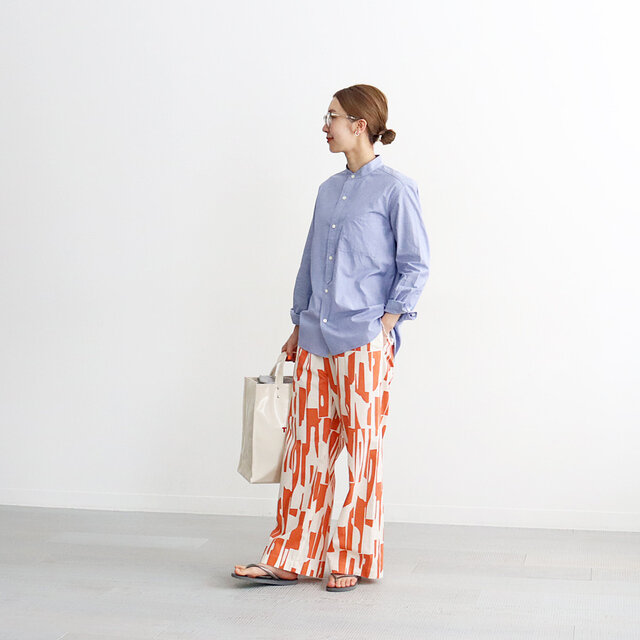 最後は春夏にぴったりな元気なオレンジ!
華やかでスタイリングのメインになってくれる映えカラーです!
ラフなパジャマパンツは、かっちり感のあるシャツと合わせると上品にスタイリングできます◎