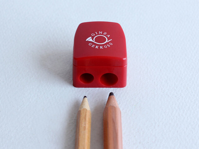 8B鉛筆と普通サイズの鉛筆の2通り削れる2穴鉛筆削り。可愛いだけじゃなく、機能性も◎です。