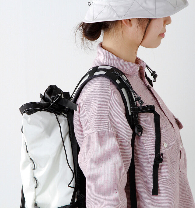 平たく軽いショルダーベルトは細かい長さ調整が出来、ジャストフィットのサイズ感を実現!また、ショルダーの上には別の紐が通されています。