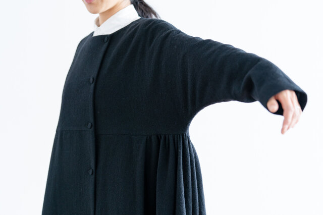 贅沢に生地を使用したギャザーがたっぷりと。mizuiroindらしい洗練されたシルエットをつくってくれます。