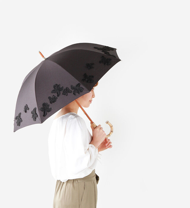 手軽な紫外線・UV対策といえば日傘。ブラックのシックなデザインで、フォーマルな時にも持てる大人傘。もちろん雨の日にも使える晴雨兼用なので梅雨時期なども活躍してくれます。
