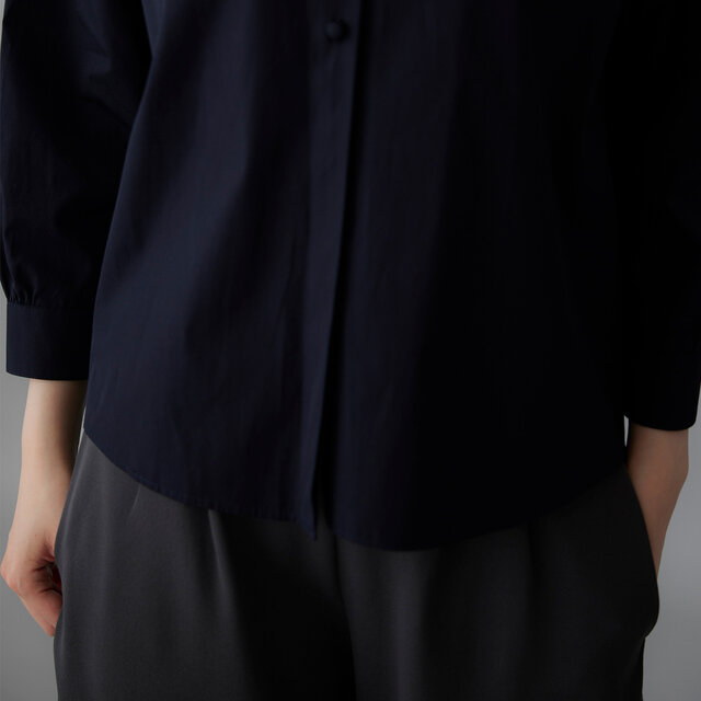 くるみボタンの下は比翼仕立てにし、前立てをすっきりと見せています。