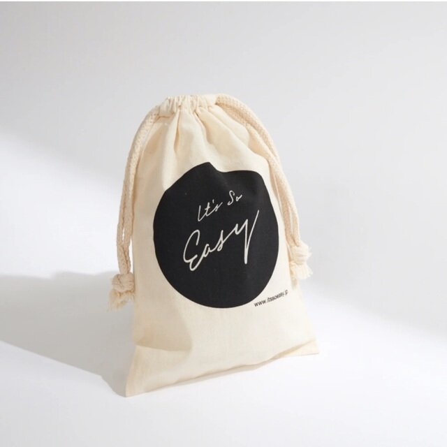 メイクポーチや、充電器などをまとめるガジェットポーチにも