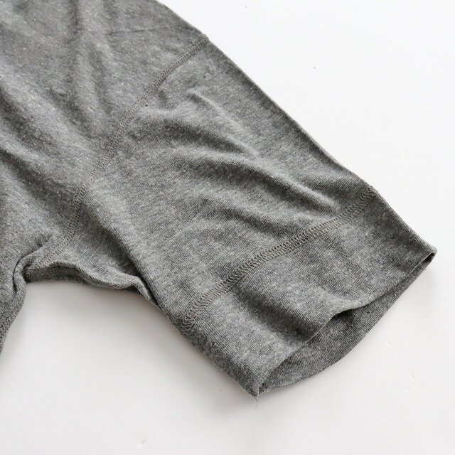 半袖クルーネックTeeと比べて少し長めの袖丈になっています👍
個人的なお気に入りポイントは袖口のステッチ!
特に色モノはステッチがわかりやすくアクセントになるので、細かいところですが
かわいいな!と思うポイントです。