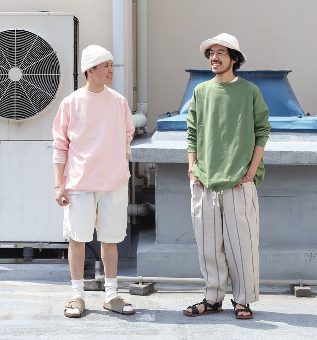 ユニセックスアイテムなので、メンズスタッフにも着てもらいました!
身長169cmのスタッフ(左)でMサイズ、身長178cmのスタッフ(右)でLサイズを着用しています。
これからのシーズンはショーツとのスタイリングにも、ボリューム感がぴったり!