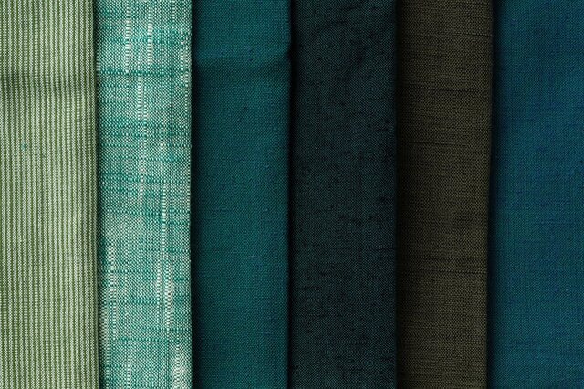 色鉛筆を思わせるカラーバリエーション。
左から　縞緑/しまみどり　白緑/びゃくろく　常磐緑/ときわみどり　深緑/ふかみどり　苔緑/こけみどり　青緑/あおみどり