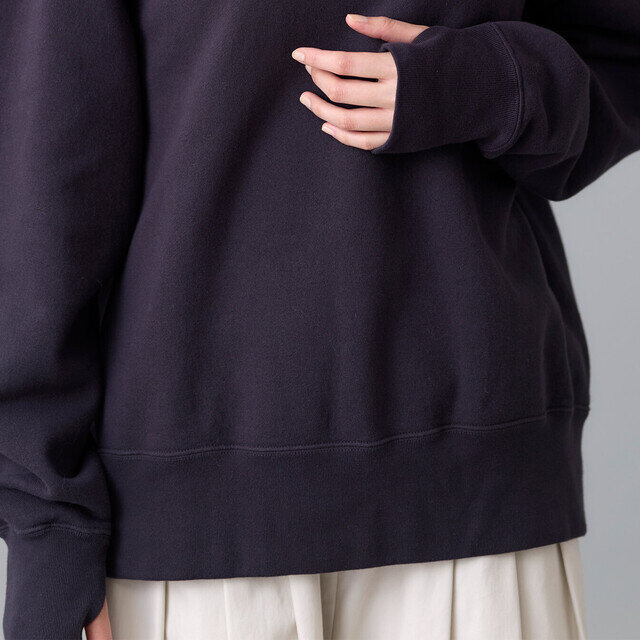 幅広の裾リブがゆったりとしたシルエットをほどよく引き締め、すっきりとしたバランスに仕上げます。