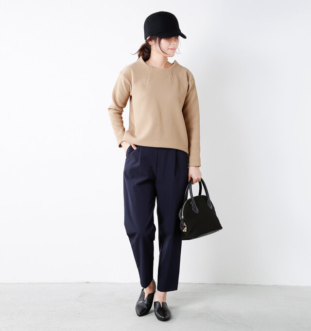 color : black / size : 38
V字のカッティングで、脚を細く長く、すっきりと見せてくれます。ソックスとの相性も◎。