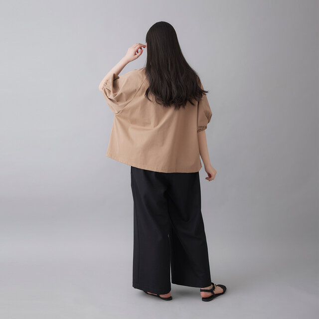 キャメルは、あたたかみのあるカラー。やさしく上品な印象は、着こなしを明るく引き立てます。