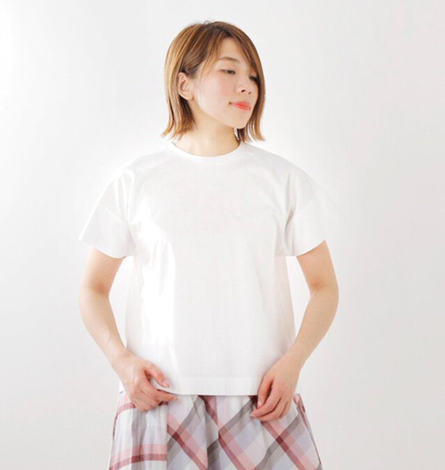 ゆったりとしたワイド幅のTシャツ。シンプルなデザインで着回しのきくアイテムです。
