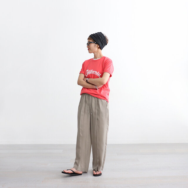 上品な雰囲気のベージュ。
夏の定番プリントTシャツもカジュアル感を抑えた着こなしに✨