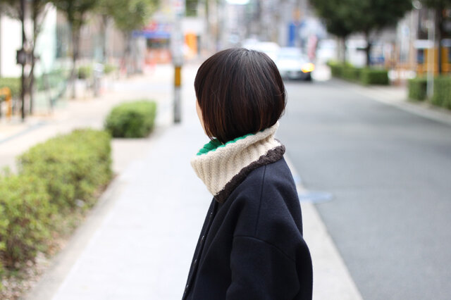 前に編み物をしたことがあったけど、編み方を忘れてしまった、という方にもおすすめです。少しずつ思い出しながら編んでいただけます。
ひと針ひと針動かすごとに編地ができあがる様子は、1歩1歩山頂に向かいながら歩みを進め、振り返ると進んだ道が一望出来る感覚と似ている気がします。
出来上がりはもちろん、編み進む道中もぜひ楽しんでみてください。