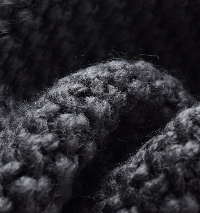 acrylic 82% / wool 18%