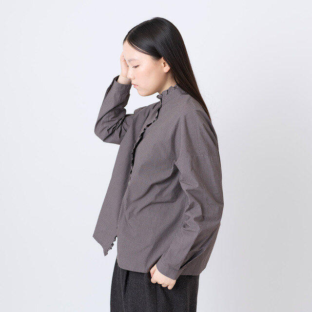 ゆとりを持たせた身幅とドロップショルダーで、身体のラインを拾いにくいリラックス感のあるシルエット。