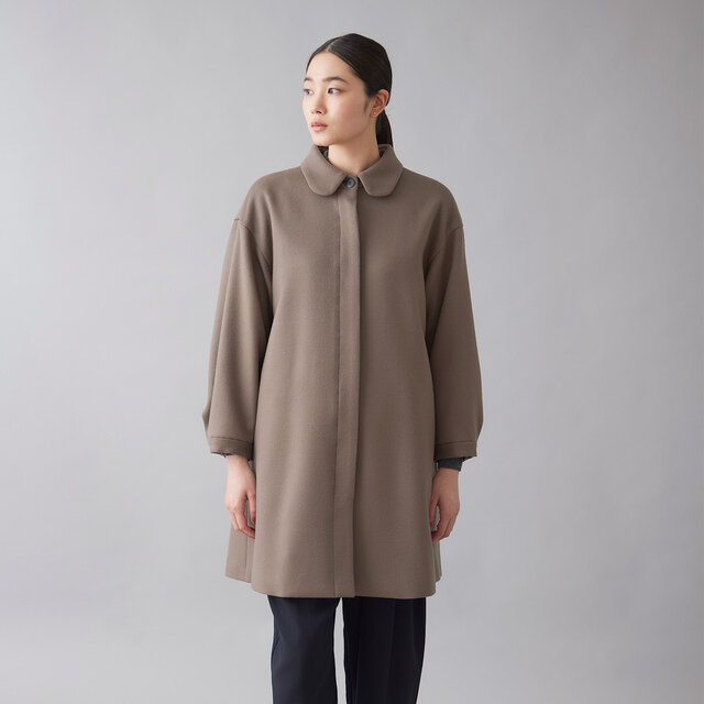 ボタンをきちんと留めると、上品で端正な雰囲気に。