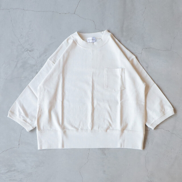 offwhiteよりややベージュ寄りのクリーム色のようなお色味です。