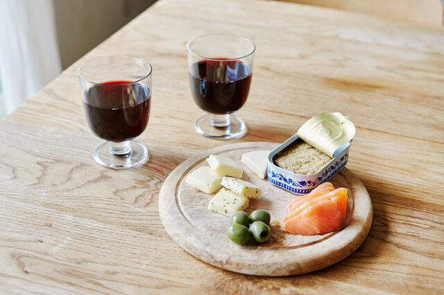 シンプルに、素材の味を楽しみましょう。パッケージがお洒落なのでそのまま食卓に出してもOK。お手軽なのに豪華!ワインがすすむ絶品おつまみの完成です。