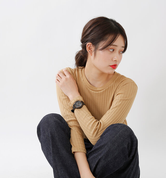 ソーラー電池で駆動する
ベーシックでありながら新しいモデル
「 SOLARPOWER SYSTEM」が登場。
ケースにはべっ甲柄があしらわれており、
クラシックな雰囲気を
味わえるアイテム。
もちろん、10気圧防水で
実用性を考慮した
シンプルなデザインに
リーズナブルな価格が
魅力的なアイテム。